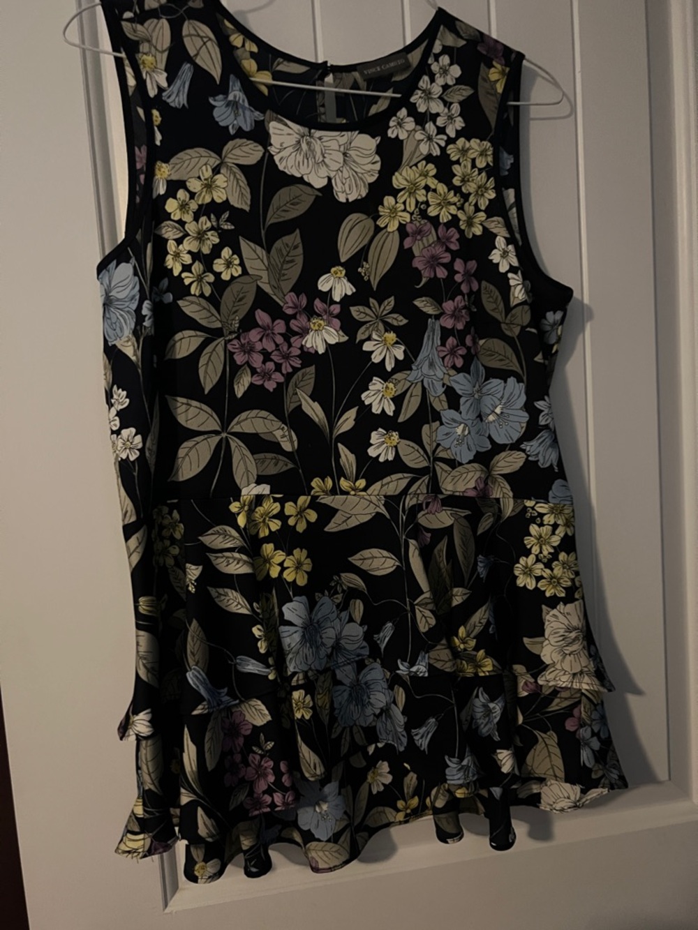 Vince Camuto Black Floral Scoop Neck Tank